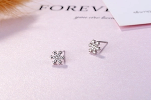 Vue détaillée des boucles d'oreilles flocon en argent 925 avec des pierres de zircone éclats