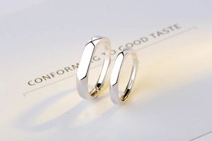 Vue macro des bagues de couple en argent S925 avec un design géométrique facetté