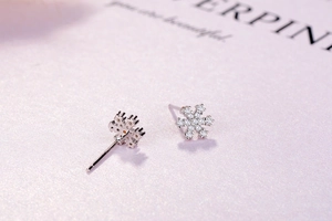 Gros plan de boucles d'oreilles flocon en argent S925 avec des pierres de zircone étincelantes