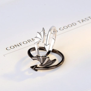 Détail macro des bagues ailes d'ange et démon en argent S925 avec poinçon d'authenticité