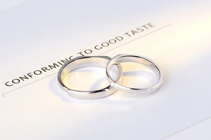 Vue macro de bagues de couple minimalistes en argent sterling S925 avec surface polie miroir