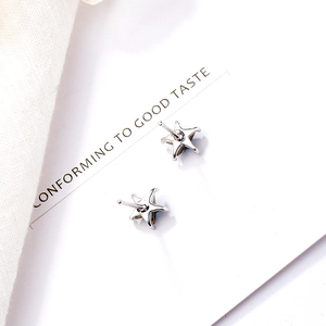 Boucles d'oreilles étoiles en argent S925 avec zircon bleu sur carte d'affichage