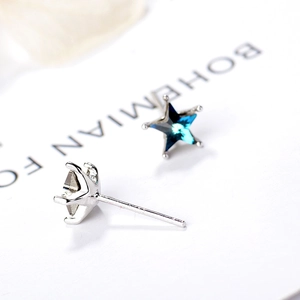 Élégantes boucles d'oreilles étoile en argent S925 avec cristal bleu et serti à griffes