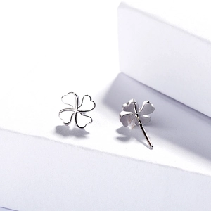 Boucles d'oreilles trèfle à quatre feuilles en argent S925 avec pétales en forme de cœur