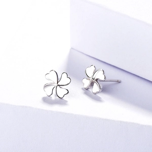 Élégantes boucles d'oreilles trèfle en argent sterling S925 avec finition miroir polie