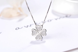 Macro de collier pendentif trèfle à quatre feuilles en argent S925 et zircons blancs