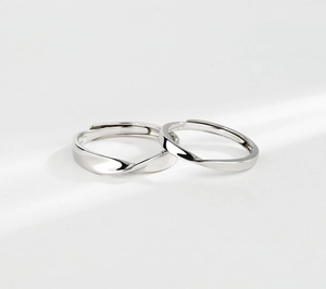 Makroaufnahme der polierten S925 Silber Mobius-Ringe mit verstellbarem offenem Band