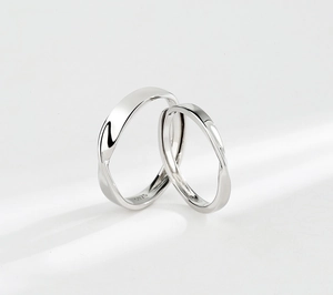 Detailansicht der S925 Sterling Silber Mobius Ringe mit Punzierung und gedrehtem Design
