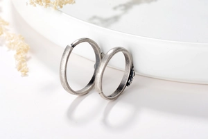 Macro de bagues pour couple en argent S925 avec texture mate vintage et relief floral