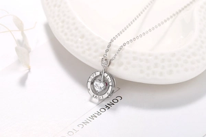 Détail du collier Cupidon en argent S925 montrant le pendentif LOVE avec zircon blanc brillant