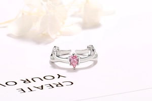 Detailansicht eines silbernen Hirschgeweih-Rings mit funkelndem rosa Edelstein