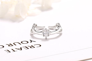 Detaillierte Makroansicht des S925 Silber-Elchgeweih-Rings mit birnenförmigem Zirkonstein