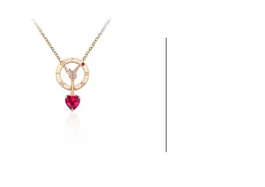 Détail du pendentif flèche de Cupidon or rose avec chiffres romains et pierre cœur rouge