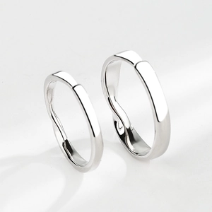 Polierte S925 Sterlingsilber Möbius-Paarringe mit minimalistischem gedrehtem Design