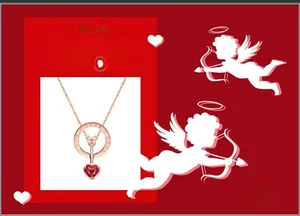 Détail du collier flèche de Cupidon en or rose avec pierre cœur rouge et gravure