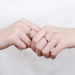 S925 Sterling Silber Mobius Ringe für Paare mit poliertem Drehdesign im Set
