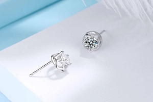 Detailed close-up of S925 sterling silver four-prong stud earring with a round brilliant gemstone