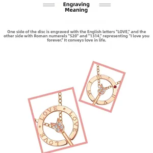 Gros plan du pendentif flèche de Cupidon or rose avec gravures LOVE et chiffres