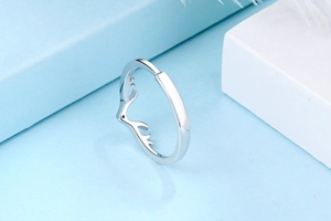 Dettaglio dell'anello in argento s925 con corna d'alce e finitura lucida minimalista