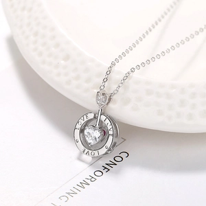 Collier Cupidon en argent S925 avec zircon en forme de cœur et gravure Love pour femme