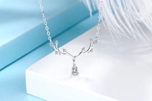 Vue macro du collier de bois d'élan en argent sterling avec zircone en poire