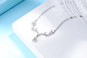 Détail du collier bois de renne en argent S925 avec zircons et pierre en forme de goutte