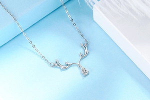 Macro d'un collier bois de cerf en argent S925 avec zircon et cristal goutte d'eau
