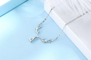 Vue détaillée du collier bois d'élan en argent S925 avec zircon transparent en goutte