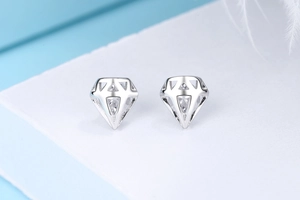 Makroaufnahme geometrischer diamantförmiger S925 Silberstecker mit Zirkonia-Kristallen