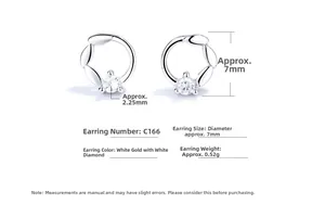 Détail macro de boucles d'oreilles en argent S925 avec motif feuille d'olivier et zircon