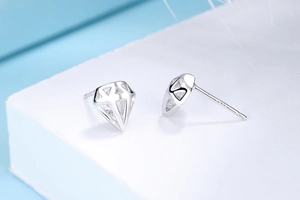 Makroaufnahme der S925 Sterlingsilber Käfigohrringe mit herzförmigen Zirkoniasteinen