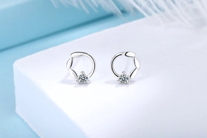 Détail macro des boucles d'oreilles fleurs en argent S925 avec pierres étincelantes