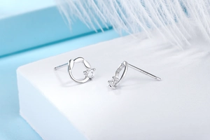 Vue macro de boucles d'oreilles fleur en argent S925 avec zircon et poinçon S925