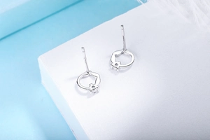 Vue détaillée des boucles d'oreilles fleurs en argent S925 avec une pierre de zircone