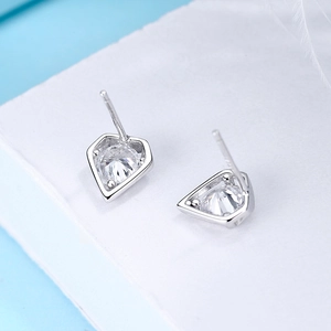 Minimalistische S925 Sterling Silber Diamant Ohrstecker auf weißem Display