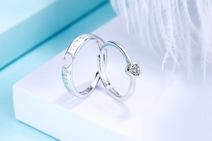 Détail de bagues de couple en argent S925 avec pierre de cœur et gravure Endless Love