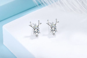 Détail des boucles d'oreilles renne en argent S925 avec zircon cubique en forme de goutte