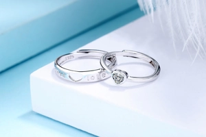 Détails de bagues de couple en argent S925 avec zircon cœur et gravure love unique