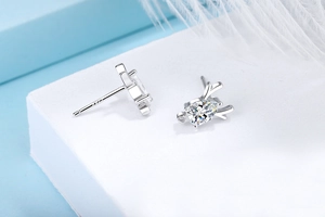 Détail des boucles d'oreilles bois de renne en argent S925 avec zircon poire