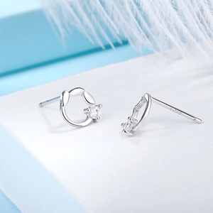 Élégantes boucles d'oreilles fleurs en argent S925 avec zircone sur plume blanche