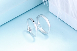 Vue macro de bagues de couple en argent S925 avec pierre de cœur et découpe design