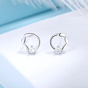 Gros plan de boucles d'oreilles couronne en argent S925 avec zircon et détails de feuilles