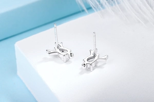 Gros plan sur les boucles d'oreilles bois de cerf en argent S925 avec poinçon net