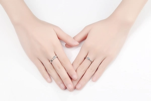 Détail de bagues de couple en argent S925 avec gravure LOVE et zircons en forme de cœur