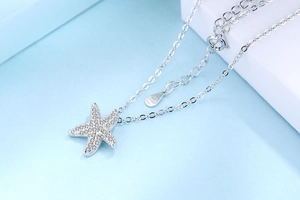 Gros plan sur le poinçon S925 en argent sterling du collier pendentif étoile de mer