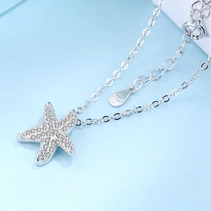 Collier étoile de mer en argent S925 avec zircons scintillants sur fond bleu