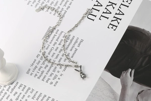 Détail du bracelet chaîne en argent sterling S925 avec un pendentif lapin mignon