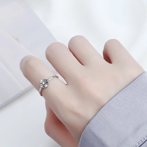 Vintage S925 sterling silver ring featuring a retro floral cross relief design
