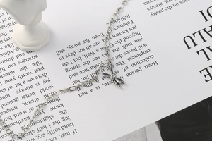 Détail du pendentif lapin mécanique vintage sur une chaîne en argent sterling S925