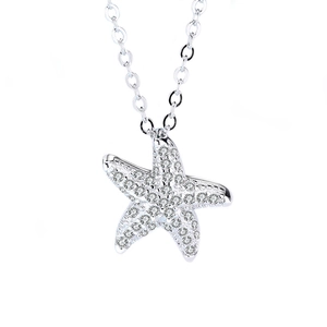 Collier étoile de mer en argent sterling S925 avec zircons sur fond blanc épuré